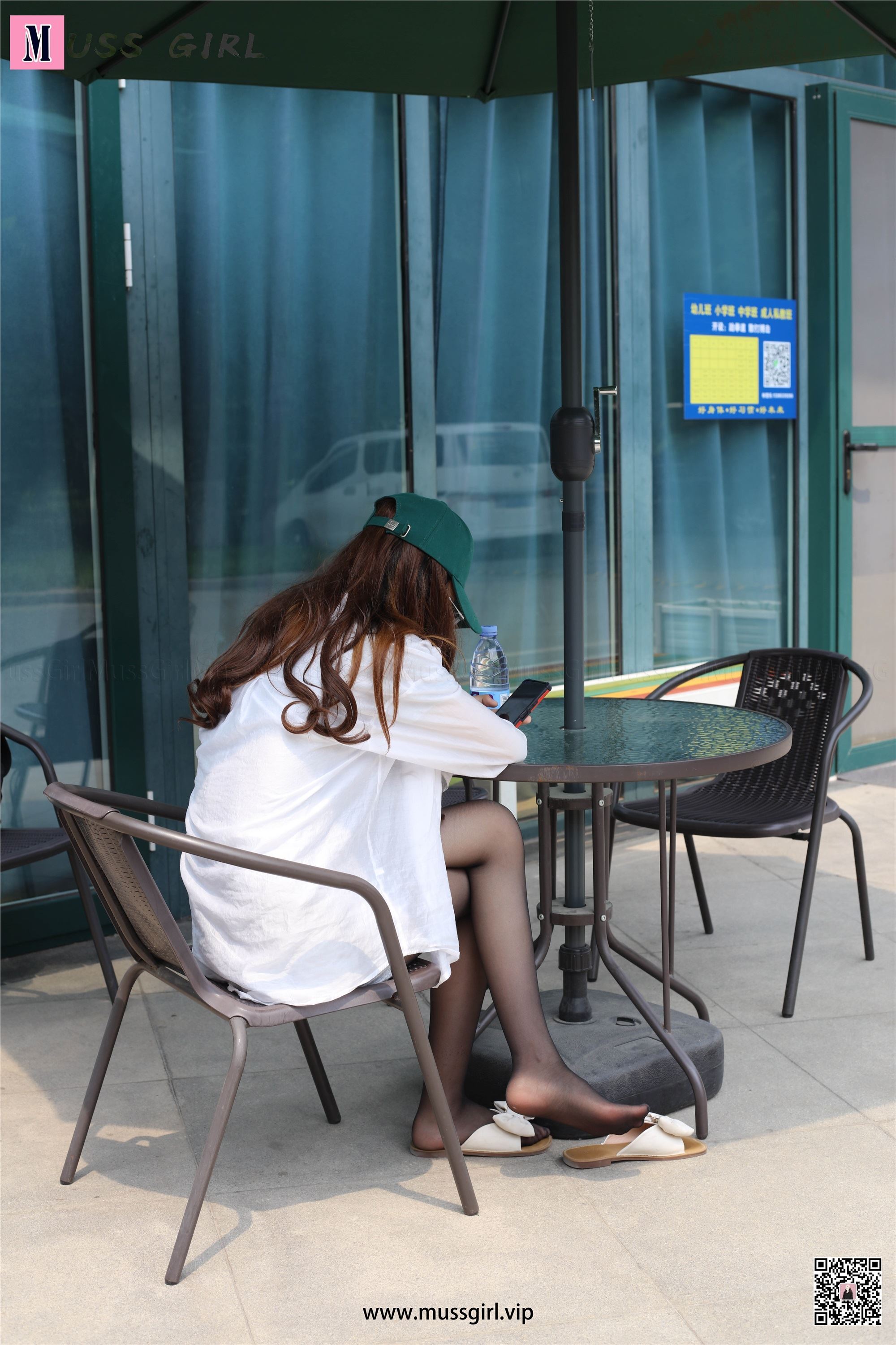 MussGirl慕丝女郎  NO.217 咖啡厅门前的热裤黑丝